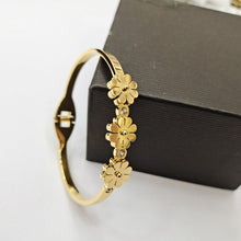 Load image into Gallery viewer, Simple Three Little Daisies TISCO Bracelet Chrysanthemum Jewelry With Diamonds